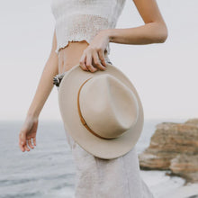 Load image into Gallery viewer, William Cream