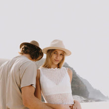 Load image into Gallery viewer, William Cream