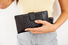Load image into Gallery viewer, cove wallet - noir woven
